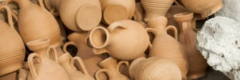 تصویر 1 از کوزه سفالی طرح‌ دار با نقش‌ های سنتی